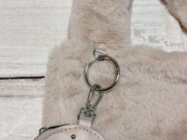 持ち手の付け根にループ付きなので、チャームをつけるのに便利
