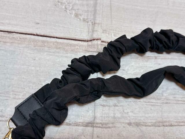 ショルダーストラップはトレンドのギャザー。華やかでかわいい!