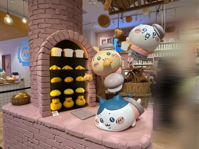 入ってすぐにちいハチうさのかわいいモニュメントがお出迎え！