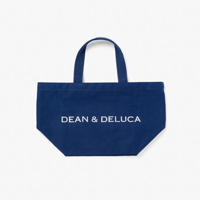 【DEAN & DELUCA「A BAG FOR HAPPINESS 2025」ラピスブルー/Sサイズ】大きさは約縦21.3×横39×マチ17.7cm。用途に合わせて選べます