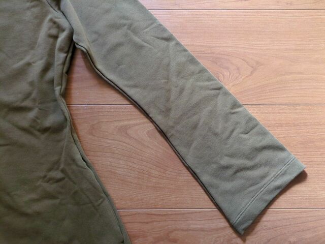 【UNIQLO コットンブレンドフレアワンピース（長袖）】袖が気持ち広がっているので腕が長く見える