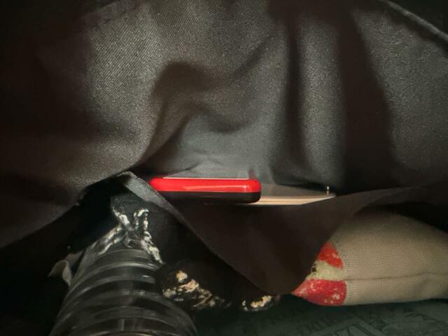 内側のオープンポケットにはミラーとミントタブレットを収納