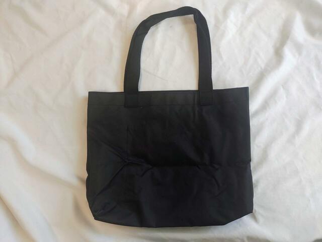 裏面はシンプルな無地