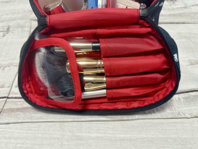 蓋にはビニールの下敷き＆フラップ付きのブラシ用ポケットが4つ