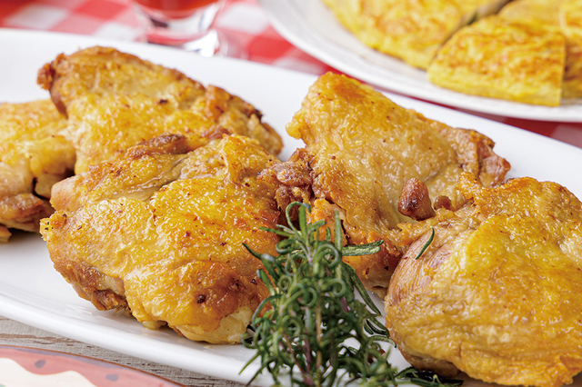 「【フランス】ローズマリー香るチキンのコンフィ」＜期間：2025年6月1日～7月31日＞【神戸で「イギリス・フランス・ドイツ・スペイン・イタリア」の味を堪能！“おいしい世界旅行”を食べ放題ランチで楽しむ♪】