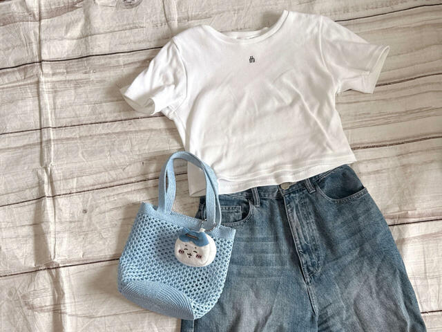 シンプルなリブTにワイドデニムを合わせたカジュアルコーデに持ってみました