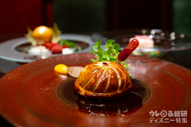 和牛テンダーロインのパイ包み焼き 芳醇なペリグーソースとスポイトに入れたグリオットピュレと共に（別途5,000円）｜“ディズニー・クリスマス”ユールタイド 12,000円｜東京ディズニーランドホテル「カンナ」