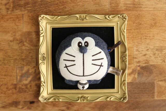 ドラえもんの文具シリーズを「郵便局のネットショップ」「ぬいぐるみメジャー」販売価格：1,760円（消費税込・送料別）・本体サイズ：ヨコ80×タテ85×奥行40mm