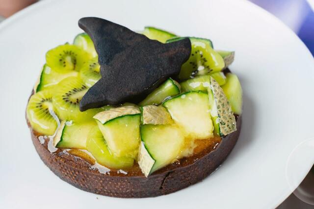 「『ウィキッド永遠の約束』コラボレーションメニュース」<期間:2026年2026年3月2日~>【“お花見×アウトドア料理”をインドアで楽しむグランピングブッフェ開催!映画「ウィキッド 永遠の約束」コラボメニューも登場!】