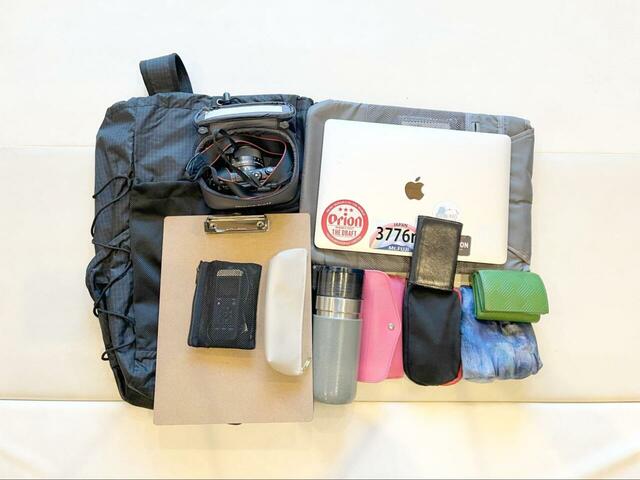 【無印良品 撥水リップストップリュックサック】13インチノートPC、ミラーレスカメラ、ボイスレコーダー、バインダー、600ml水筒、財布など、仕事道具を全部入れてもまだ余裕がありました!