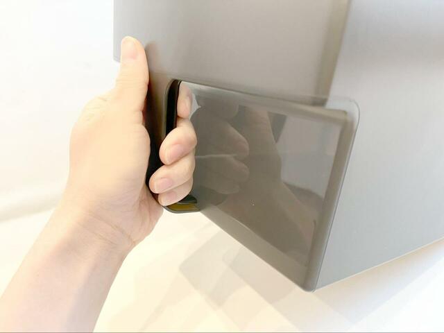 【3COINS 吊り戸棚ボックスワイド】軽量かつ手に馴染む持ち手のおかげで、吊り戸棚に置いても取り出しがスムーズです!