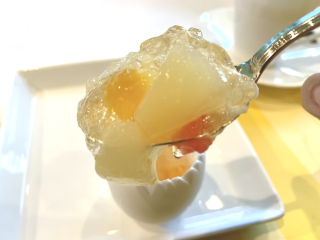 とろけるようなレモンムースの中に、はちみつレモンゼリーとフルーツが！