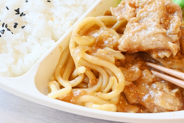 【ライフの冷凍弁当／豚生姜焼き弁当】生姜焼きのたれが絡んだ太麺のパスタ