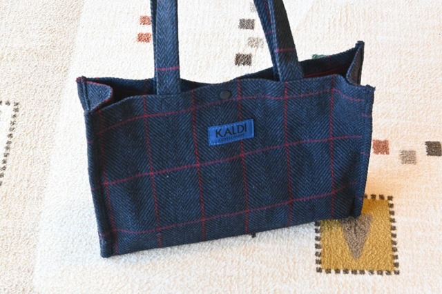 【カルディ「ウィンターバッグ」】厚みのあるしっかりした素材感。大きさは約縦24×横33.5×マチ9cmです