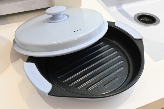 【Francfrancのタイパ調理器具】電子レンジで簡単調理できる「レンジ グリルパン」はピンクとブルーの2色で各5,800円。