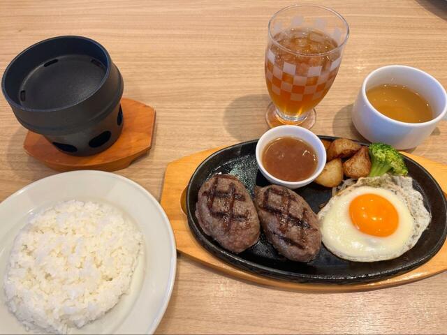 【ビッグボーイ 大俵ハンバーグ&フライエッグ(サラダバー・スープバー付)】ジューシーなハンバーグに、たっぷりのライス、スープバーのスープ、ドリンクバーまで揃った朝から満足度抜群のセットです◎