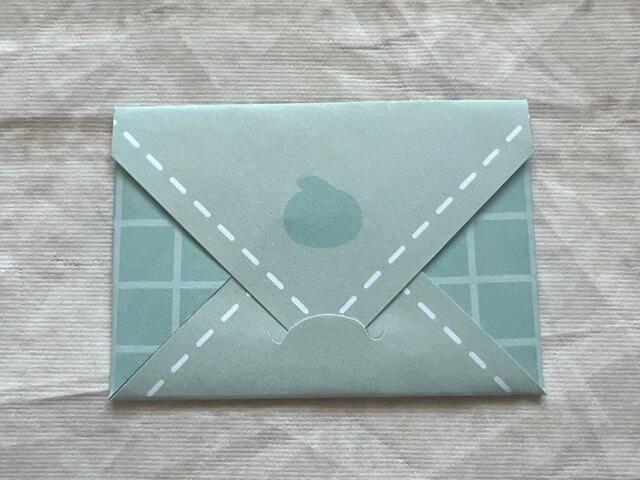 封筒の裏側にもお顔シルエット付き！細かいところまで凝っています