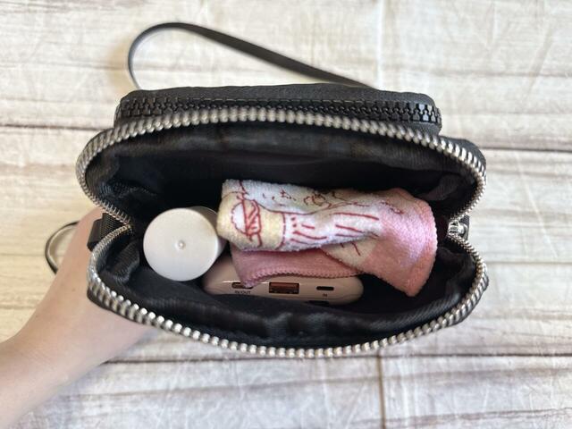 3つ目のポケットには、ミニミニタオルや日焼け止めスティックなどを入れましたがしっかり収納できました！