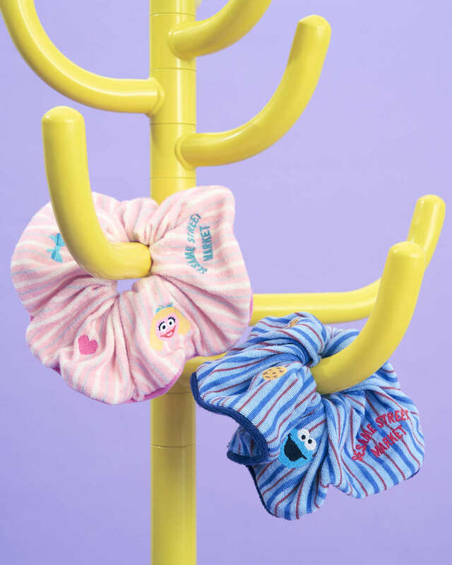 ストライプシュシュ（左より：ピンク、ブルー）全2種／2,750円