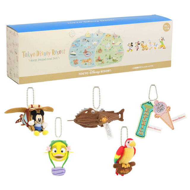 ぬいぐるみチャームセット 7,000円｜ミッキーたちが楽しそうに巡っているパークのマップやアイコンをモチーフにしたグッズ｜販売店舗：東京ディズニーランド「グランドエンポーリアム」、東京ディズニーシー「タワー・オブ・テラー・メモラビリア」｜発売日：2024年7月11日（木）