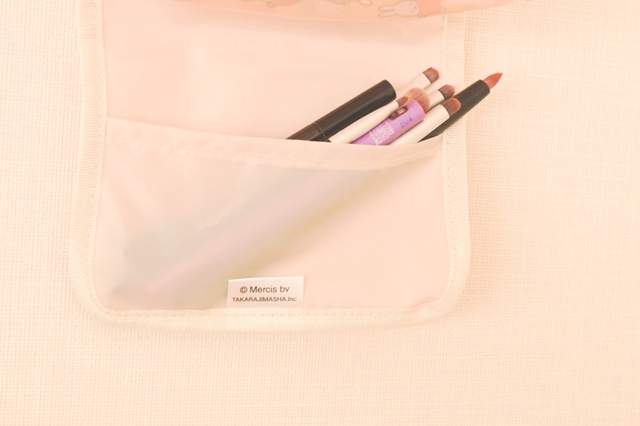 【宝島社『素敵なあの人 2026年3月号』特別付録】案外長さがあって細いメイク用品は、ケースのポケットに入れておくのも◎かも！？