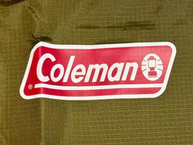 フロント上部には、おなじみの「Coleman」のロゴプリント入り。ロゴのカラーはレッドで、さりげなく目を引くアクセントになっています♪