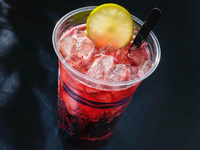 スパークリングカクテル(ウイスキー、コカ・コーラ、カシス) 830円|東京ディズニーリゾート「ディズニー・ハロウィーン」スペシャルメニュー|販売店舗:東京ディズニーランド「トルバドールタバン」|販売期間:2025年9月16日(火)〜10月31日(金)