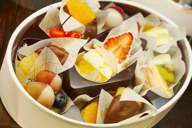 チョコレートコーティングされたフルーツの宝石箱