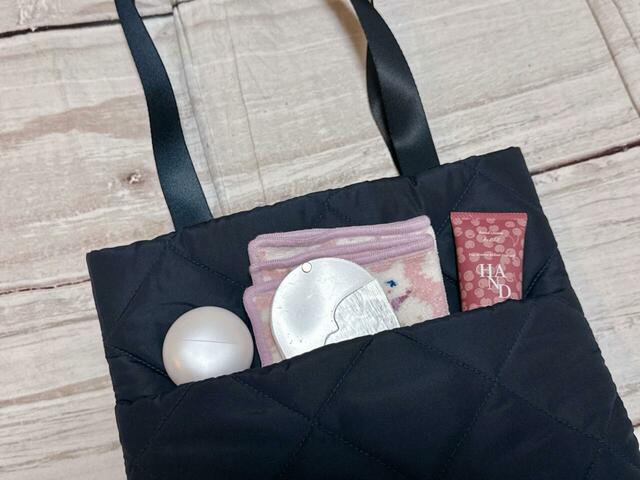 フロントのポケットには細々したものをまとめてIn！