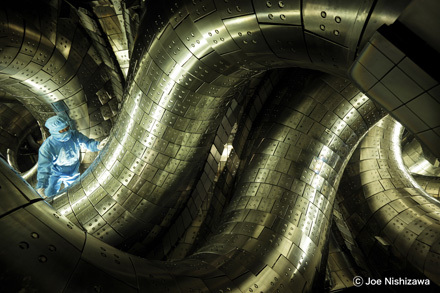 ©Joe Nishizawa 自然科学研究機構 核融合科学研究所 「大型ヘリカル装置」 世界最大の超伝導プラズマ閉じ込め装置 岐阜県土岐市