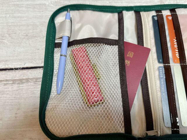 オープンポケットにはパスポートを収納！