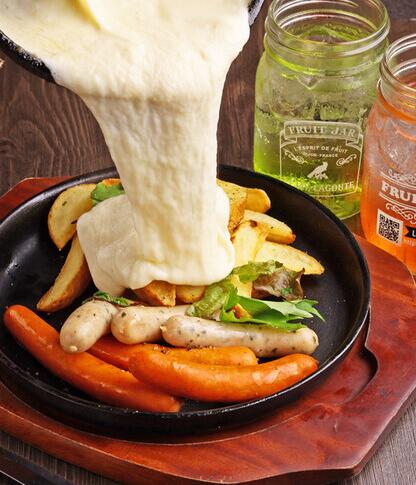 「熱々鉄板チーズ」<期間:2025年11月20日〜>【本格窯焼きナポリピッツァ“全8種”が食べ放題!希少部位ステーキや熱々鉄板チーズ、本格イタリアン全90種も好きなだけ!】