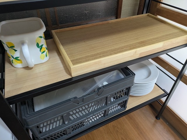 【アイリスオーヤマ 組立簡単 連結スチールラック】大きめのトレーやかご、よく使うお皿なども収納してみました