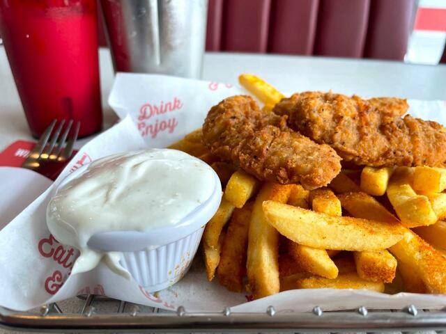 イギリスといえばフィッシュアンドチップス。ポテトもソースも、やはり本場はうまい！とうなる一品