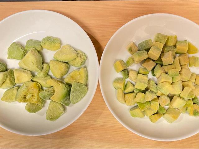 【左：トロピカルマリア　アボカドチャンク　130g／右：トップバリュ　アボカド　140g】手軽に食べられる栄養満点な冷凍アボカド