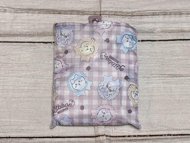 内側のポケットに折りたたんで収納すれば、コンパクトに持ち運べます♪