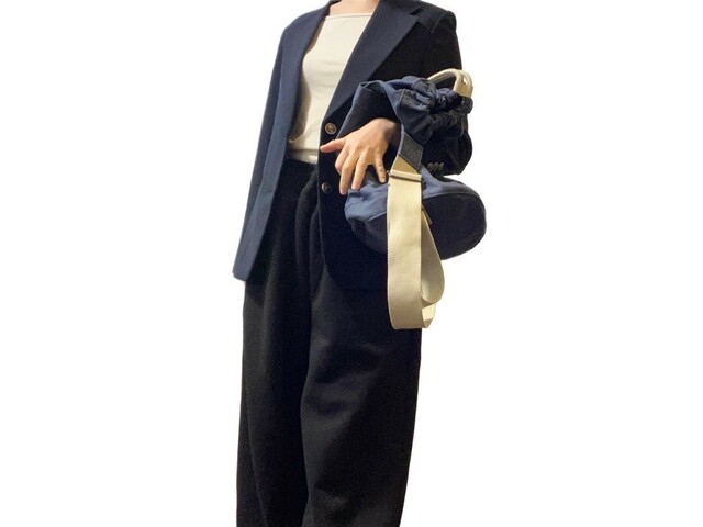 【ユニクロ　ドローストリングバッグ】ショルダーストラップを使わず手に持つとおしゃれ感がUPします♪