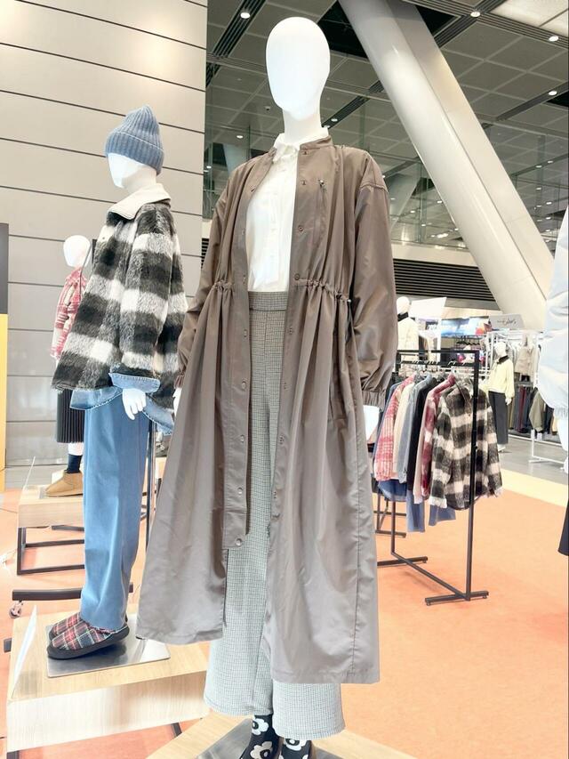 【ワークマン 高撥水シェルワンピースコート】Iラインシルエットが強調されるスタイリッシュなデザインです♪