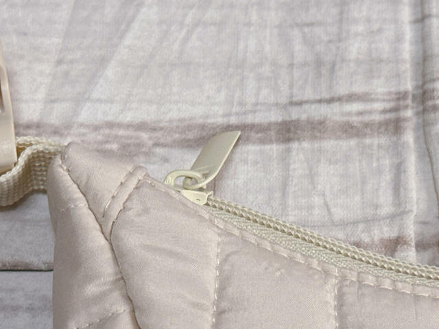 ファスナーで開閉する仕様