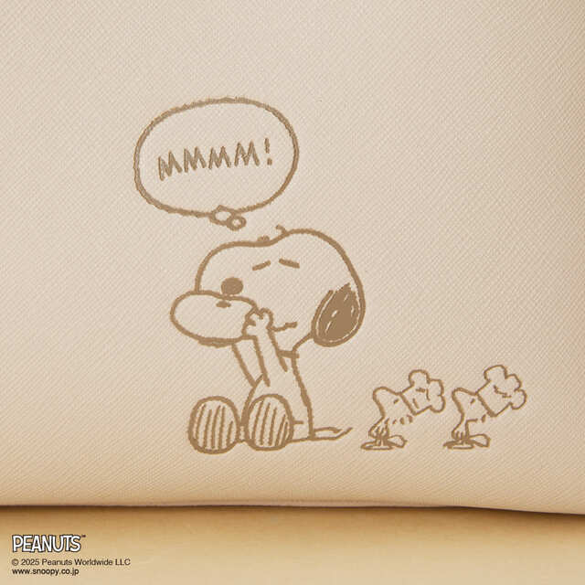 【サマンサタバサ「スヌーピー」コレクション】スヌーピーはおいしそうなドーナツにご満悦!