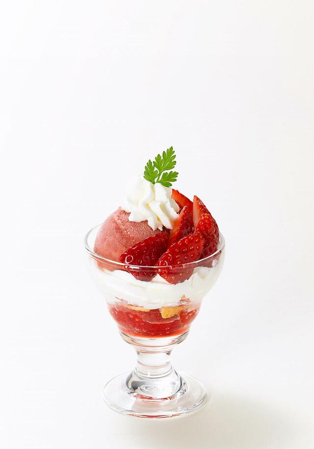 「『プチストロベリーパフェ』」<プラス 480 円(税込 528 円)>【苺~Sweet Strawberry 1st season~】