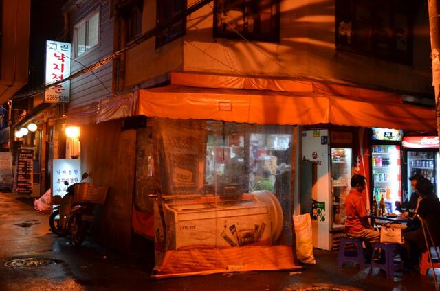 乙支路4街のシュポ「トンイル食品」の夜景。この店の食料雑貨店と飲み屋の比率は7対3