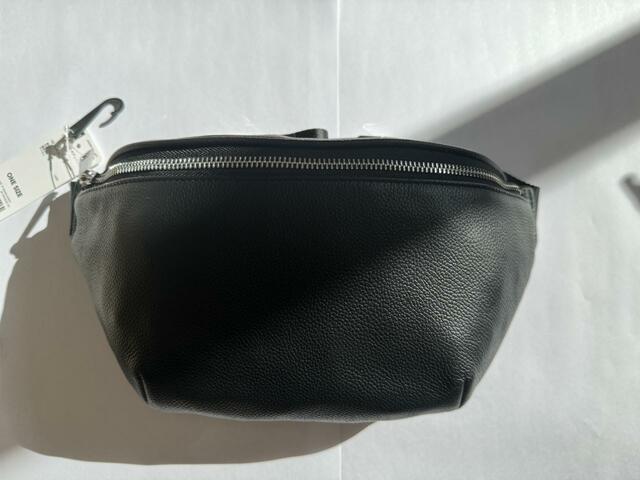 【GU リアルレザーボディバッグ】3,990円とは思えないほど高見えするアイテム