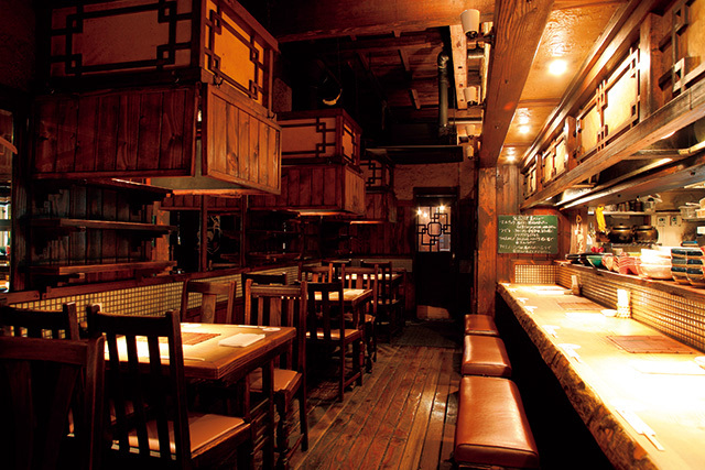 昇家 泉（名古屋／東区）　内観　昭和初期の木造一軒家を改装。テーブル席や座敷、掘り炬燵席を用意