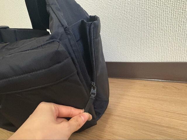 【UNIQLO マルチポケットショルダーバッグ】両サイドには縦長ポケットも。片方はファスナー付きで、収納する物に合わせてサイズ調整が可能です♪