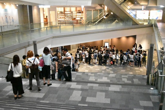 オープン前の行列