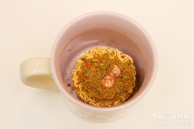 ミニラーメン ¥950｜②かやく入りスープを入れる