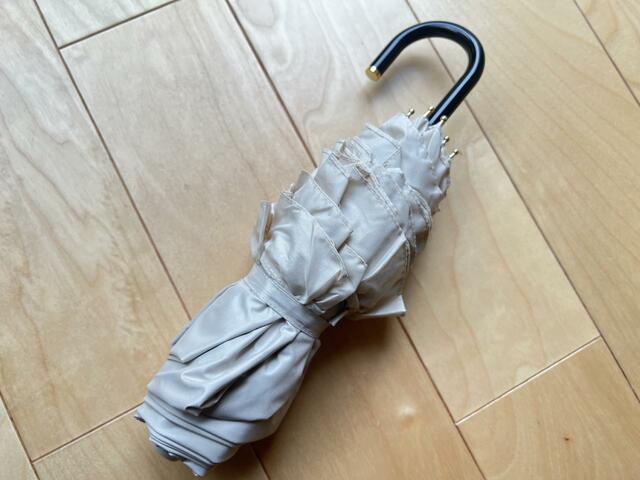 少しレトロなデザイン【Francfranc（フランフラン）】「遮光クラシックフリル 折りたたみ傘 50cm ベージュ（晴雨兼用）」3,410円（税込）