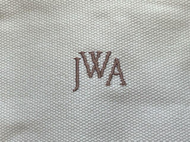 フロントには「JWA」のロゴ刺繍入り