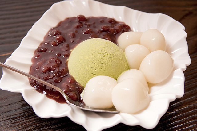 甘味処 初音（水天宮前）／抹茶クリーム小倉白玉1100円。上質な小豆を使用した贅沢な甘味